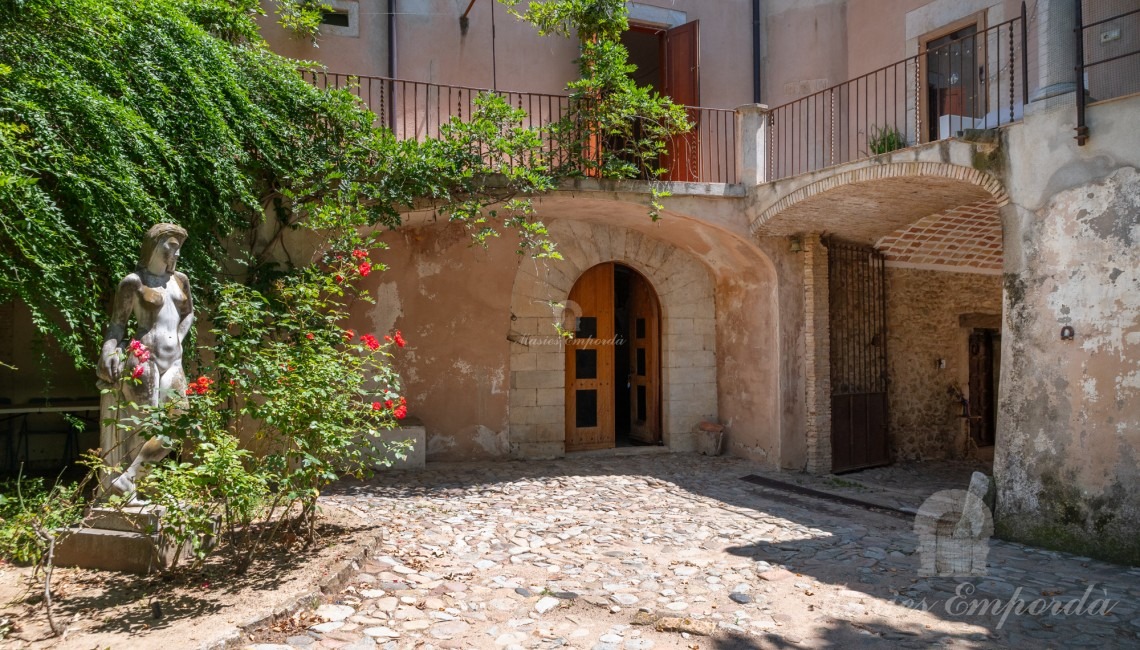 Entrance to the garden from the main entrance