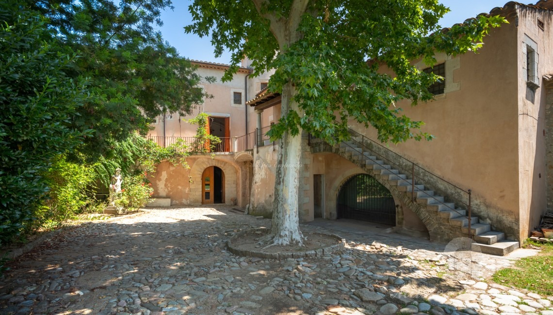 Entrance to the garden from the main entrance