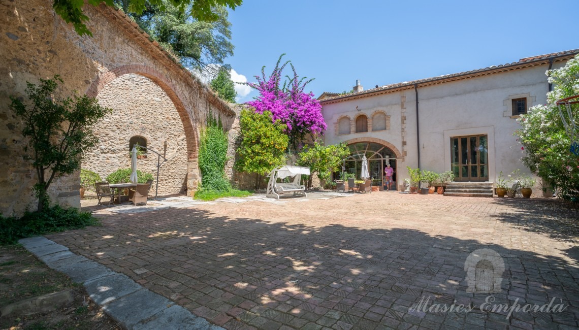 Views of the annexes and the terrace of the living room of the farmhouse 