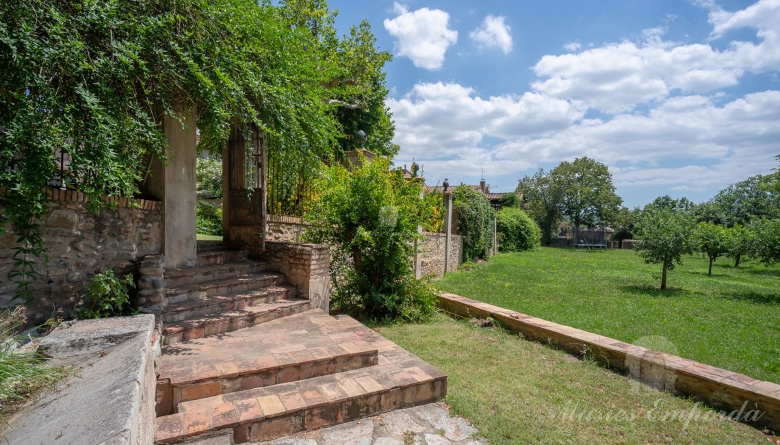 Access to the swimming pool from the garden 