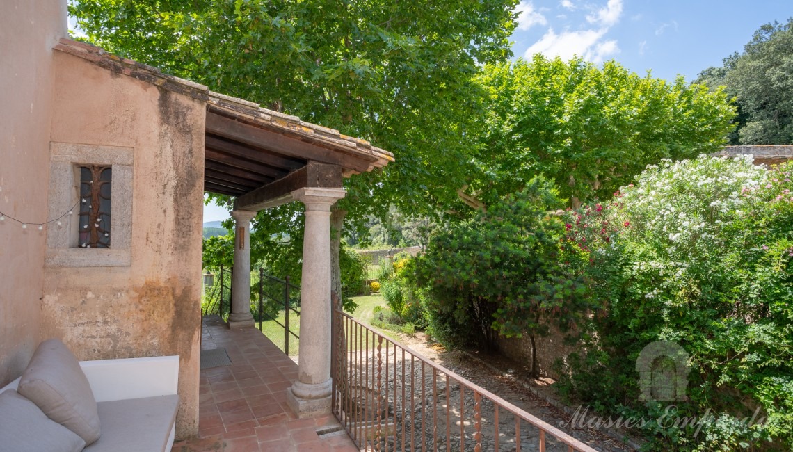 Terrace with porch linking the two parts of the farmhouse and annexe