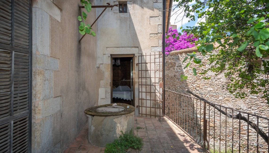 Terrace with well on the ground floor 