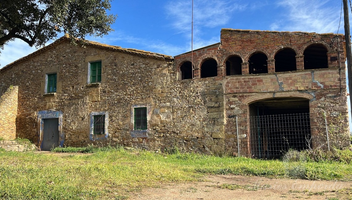 View of the façade of the farmhouse 