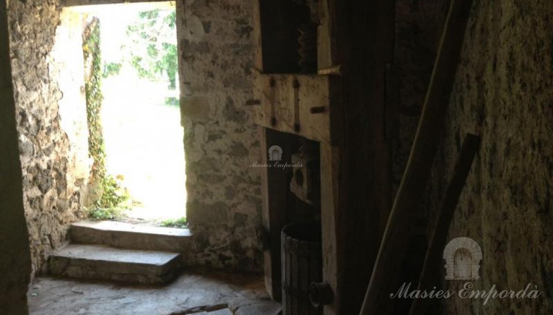 Bodega de la masía ubicada en los bajos del pajar 