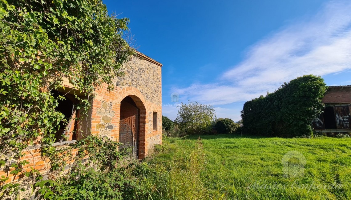 Side views of the façade and annexed stables