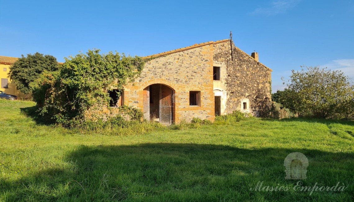 Views of the façade of the farmhouse