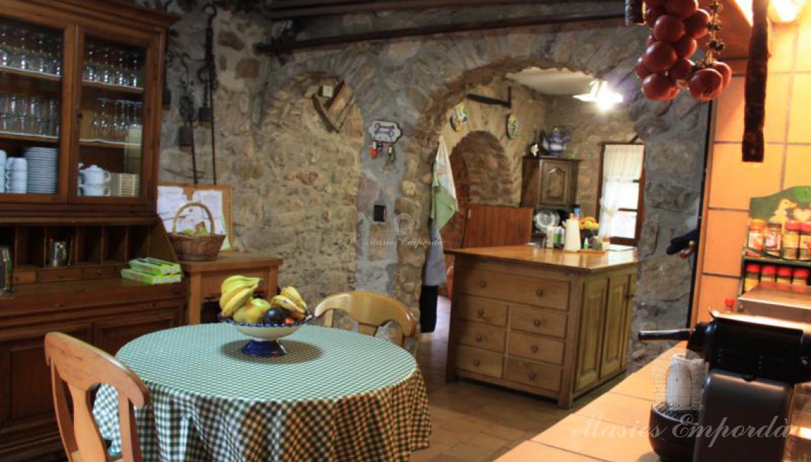 Sala de desayunos con la cocina al fondo de la imagen 