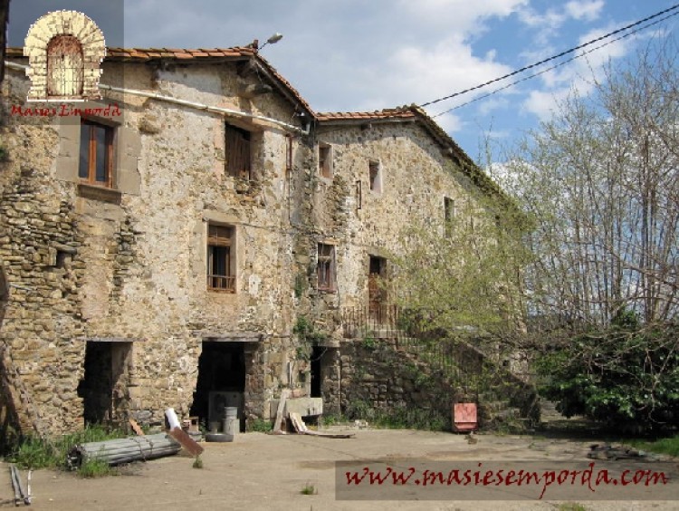 Fachada principal de la Masía