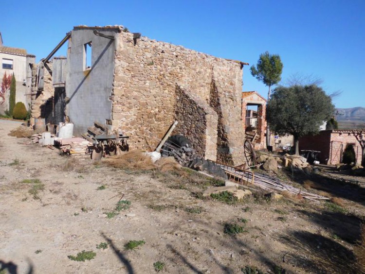 Frontal de la parcela con el pajar de piedra