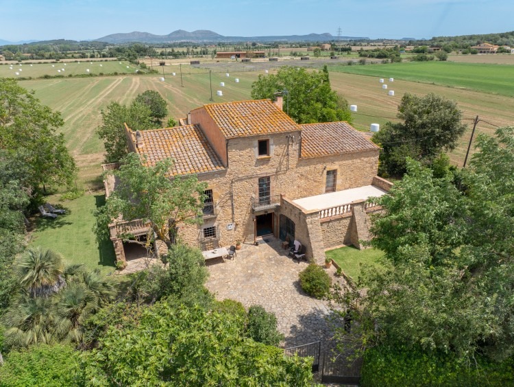 Views of the farmhouse and the plot