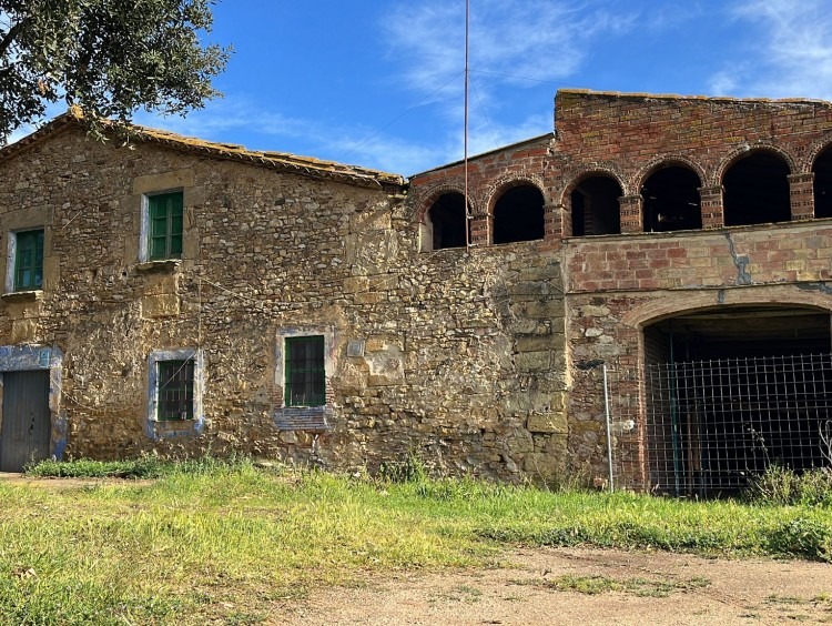 View of the façade of the farmhouse 