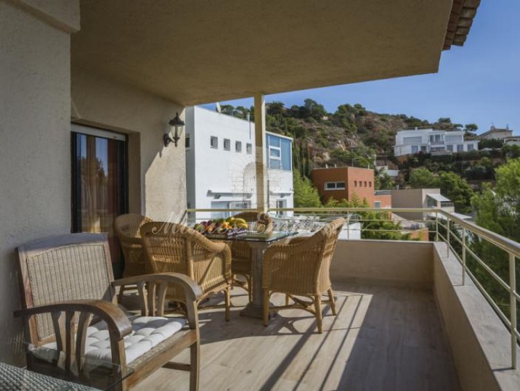 Terraza  en la planta segunda de la casa con vistas a las calas del entorno 