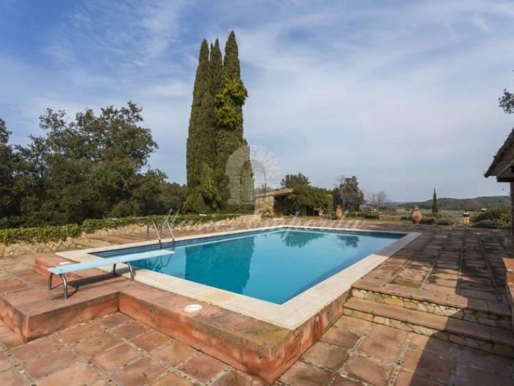 Zona de piscina con vistas a los campos y bosque de la propiedad