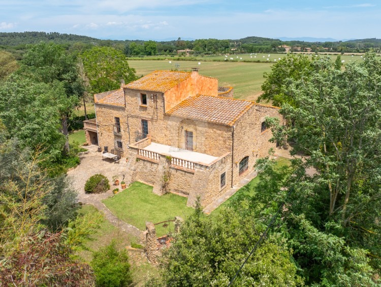 Views of the farmhouse and the plot