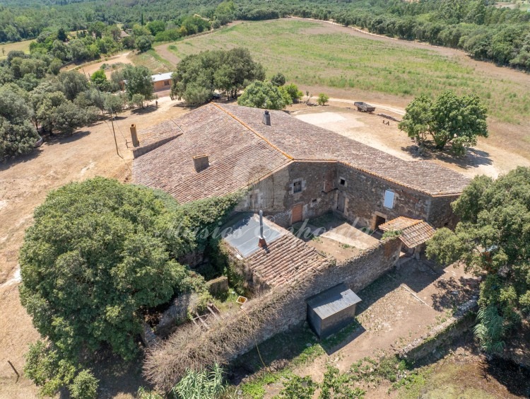 Views of the whole of the farmhouse