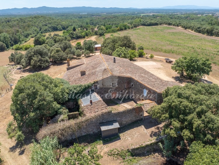 Views of the whole of the farmhouse