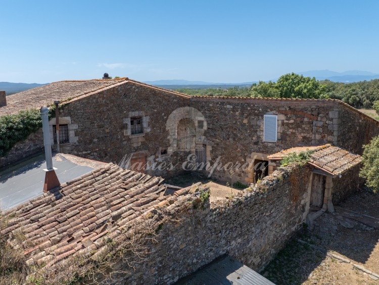 Views of the whole of the farmhouse