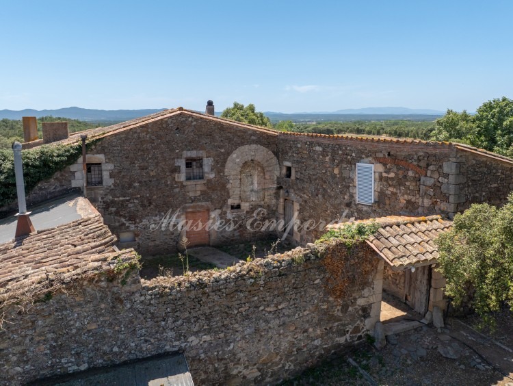 Views of the whole of the farmhouse