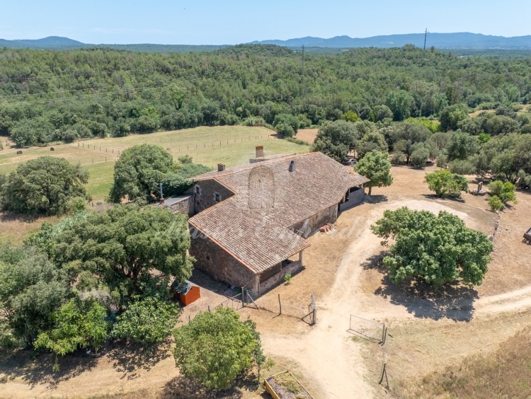 Views of the whole of the farmhouse