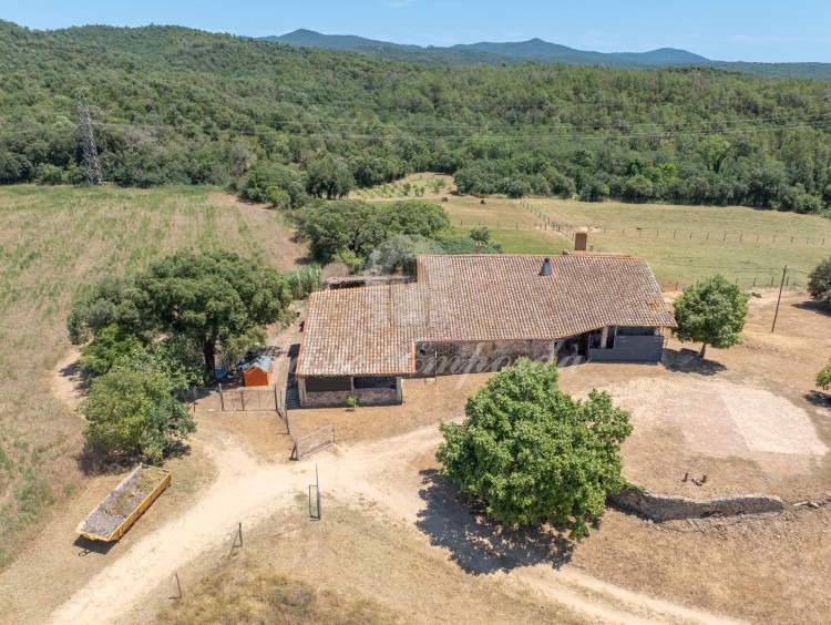 Views of the whole of the farmhouse