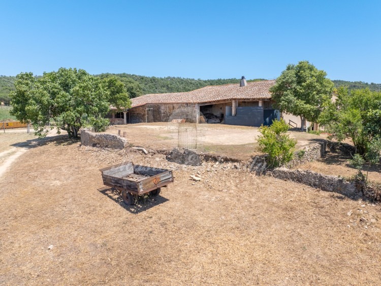 Views of the whole of the farmhouse