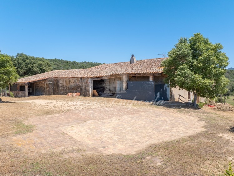 Views of the whole of the farmhouse