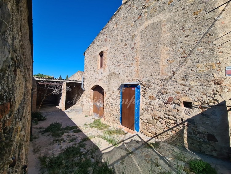 Entrance to the courtyard of the house