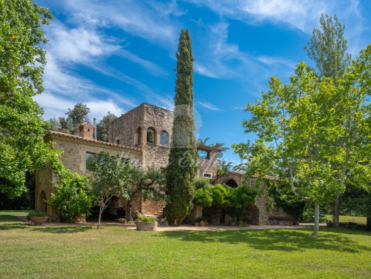 View of the garden and the farmhouse 