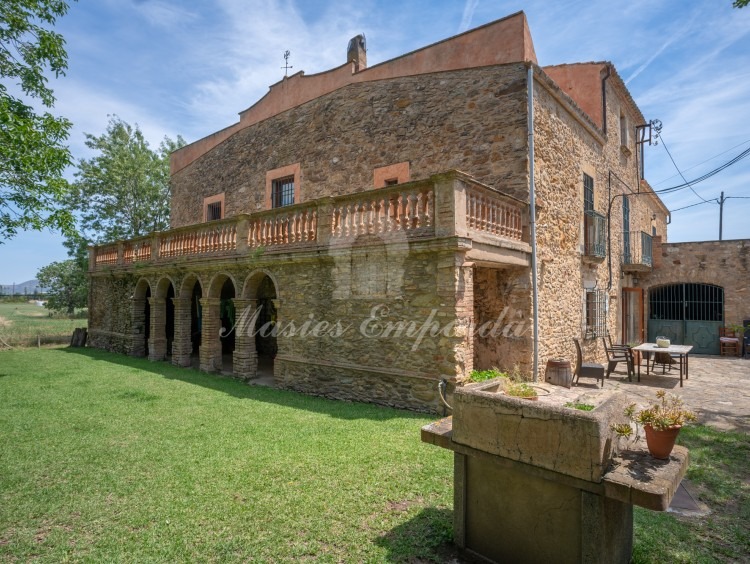 Terrace and arched porch of the west façade