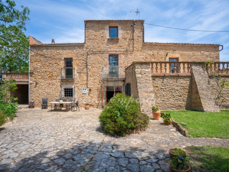 Views of the façade of the house 