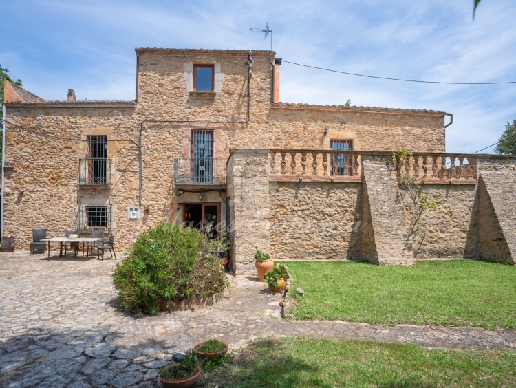 Views of the façade of the house 