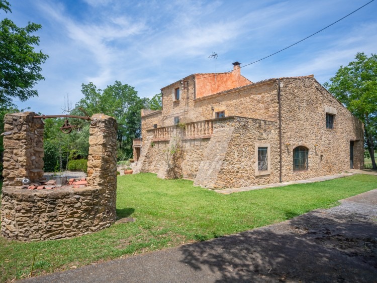 Views of the façade of the house 