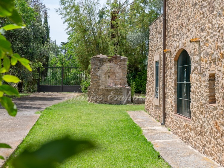 Terrace and arched porch of the west façade