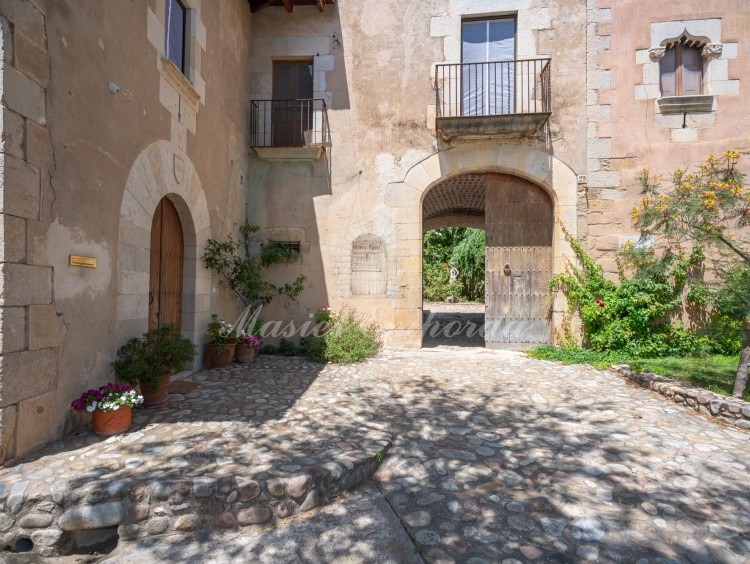 Views of the entrance to the farmhouse 