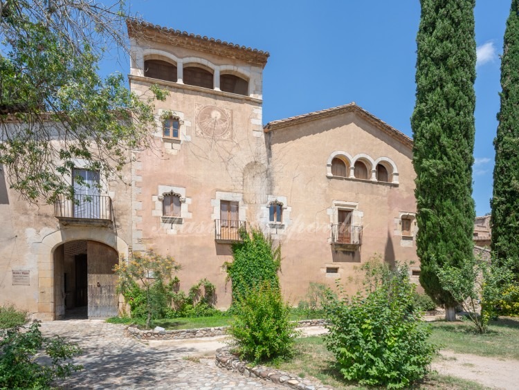 Views of the main façade of the farmhouse 