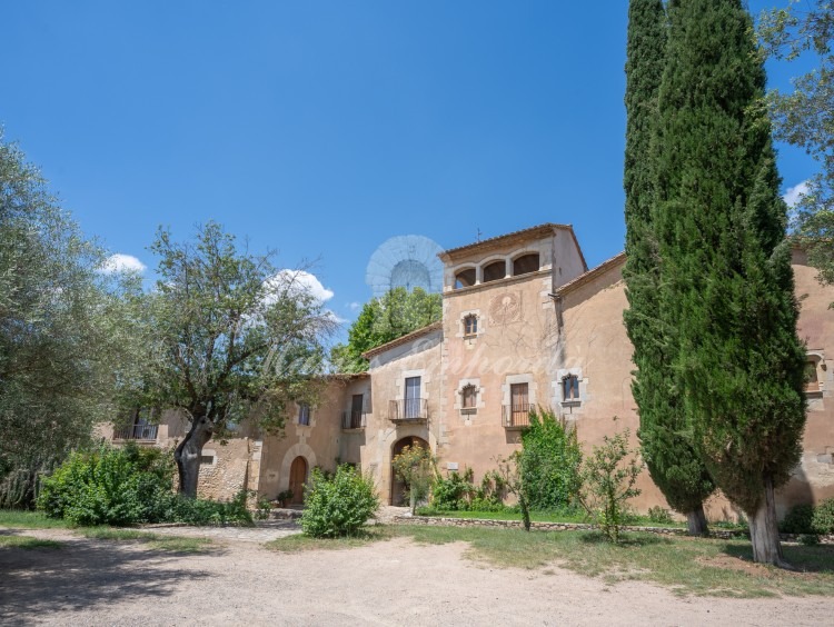 Views of the main façade of the farmhouse 