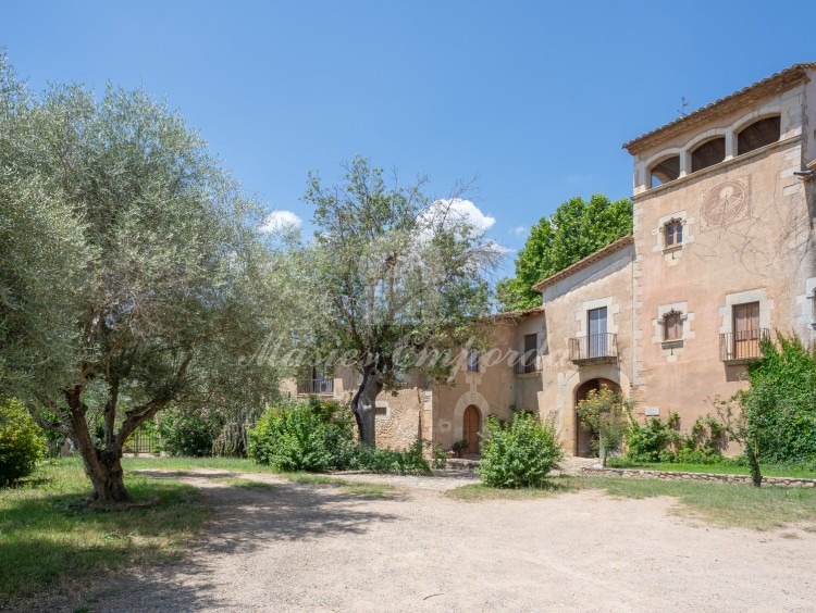 Views of the main façade of the farmhouse 