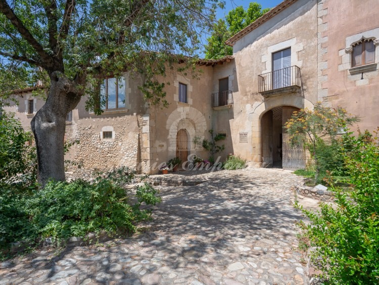 Views of the entrance to the farmhouse 