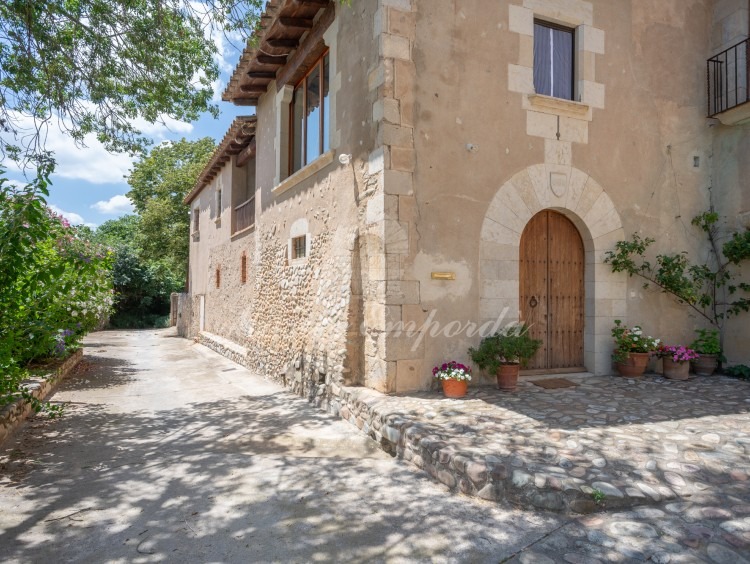 Views of the entrance to the farmhouse 