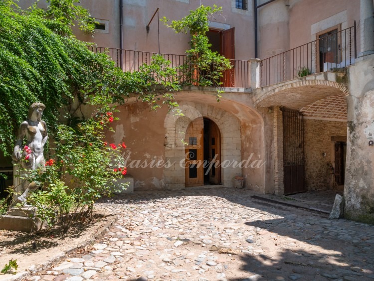 Entrance to the garden from the main entrance