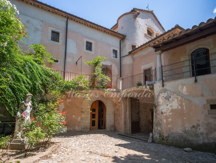 Entrance to the garden from the main entrance