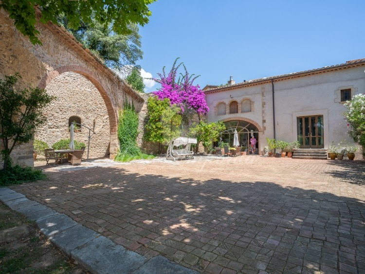 Views of the annexes and the terrace of the living room of the farmhouse 