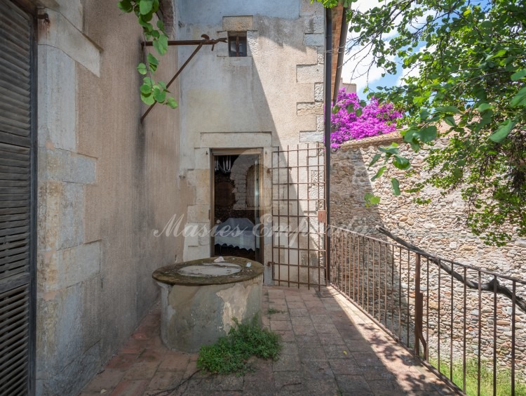 Terrace with well on the ground floor 